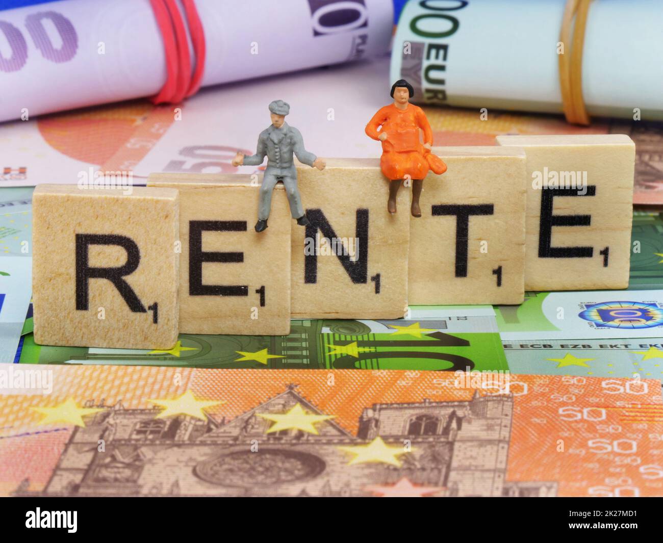 Die Rente als Symbolbild mit Euro-Banknoten und -Münzen Stockfoto