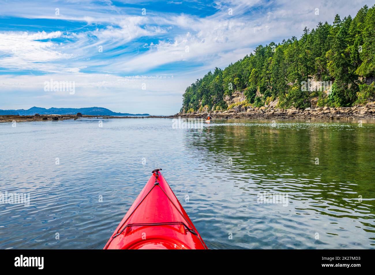 Kajakfahrer erkunden die Gewässer um Gabriola Island auf den Gulf Islands von British Columbia Stockfoto