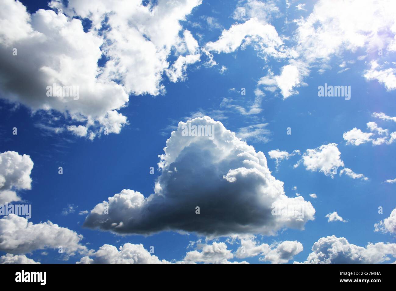 Weiße Wolken am blauen Himmel. Blauer Himmelshintergrund Stockfoto