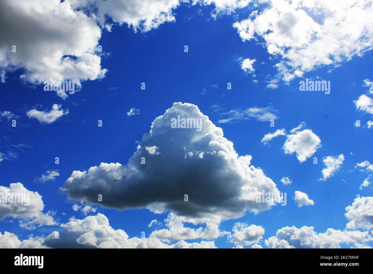 Weiße Wolken am blauen Himmel. Blauer Himmelshintergrund Stockfoto