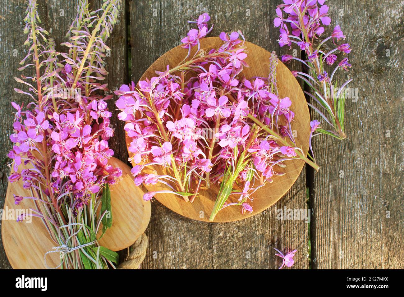 Blume Weidenröschen - Epilobium Angustifolium auf hölzernen Hintergrund. Ansicht von oben Stockfoto