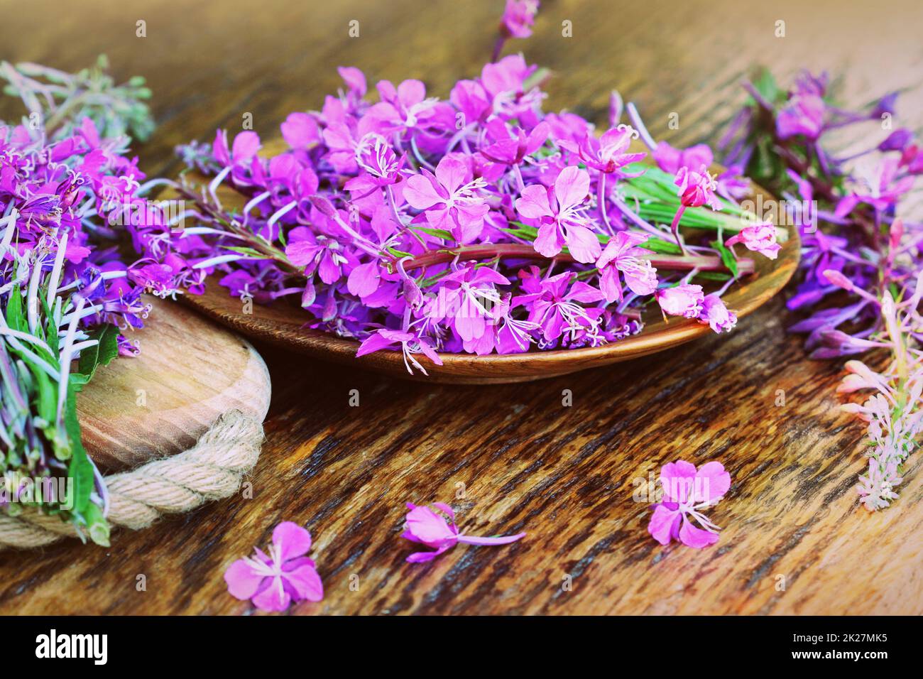 Blume Weidenröschen - Epilobium Angustifolium auf hölzernen Hintergrund. Ansicht von oben Stockfoto