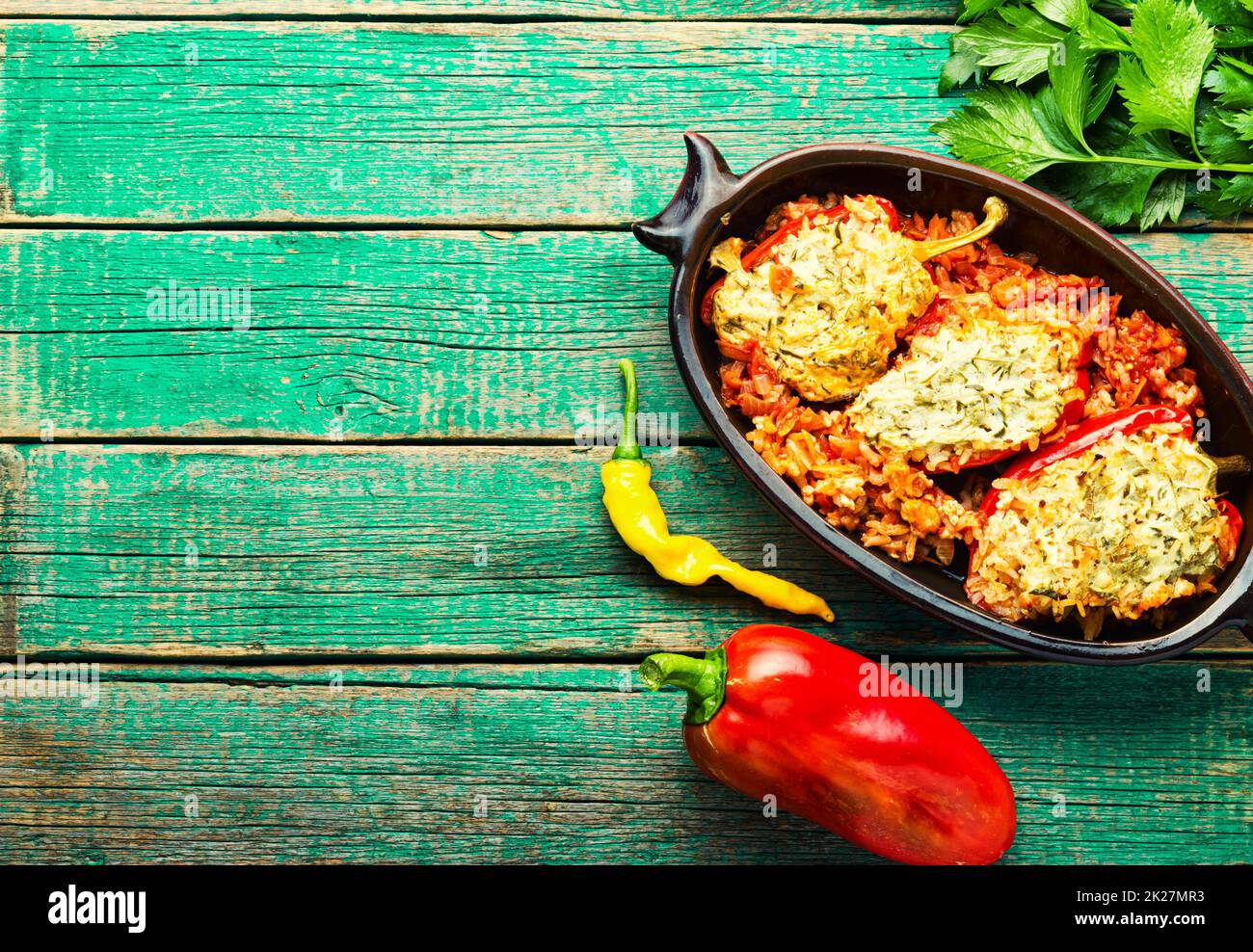 Gefüllte Paprika mit Fleisch auf Holzhintergrund Stockfoto