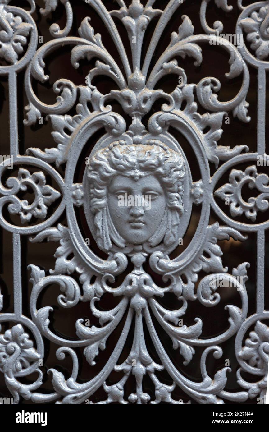 Antiker Türgrill mit Blumendekoration Stockfoto