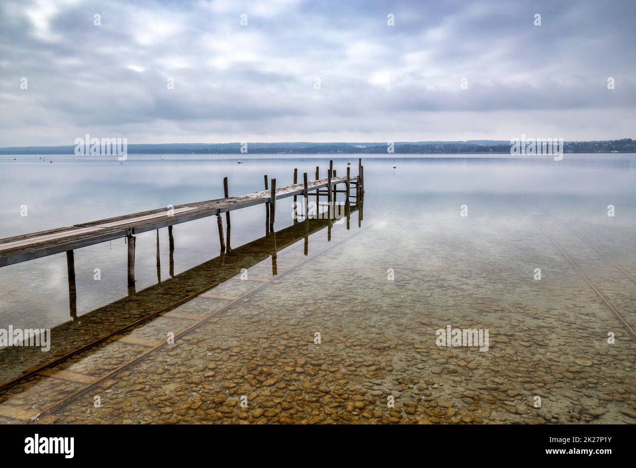 Wolkiger Nachmittag am Ammersee, Bayern, Deutschland im Winter Stockfoto