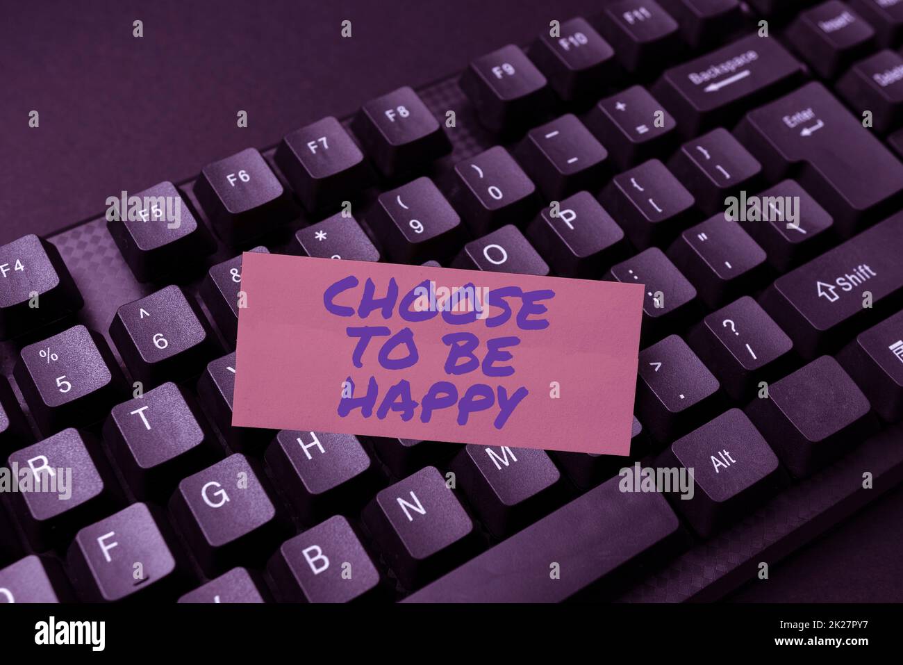 Handgeschriebenes Schild Choose to be Happy. Begriffliches Fotolicht nach Einbruch der Dunkelheit positiv trotz Widrigkeiten Verbindung zu Online-Freunden, Bekanntschaft im Internet Stockfoto