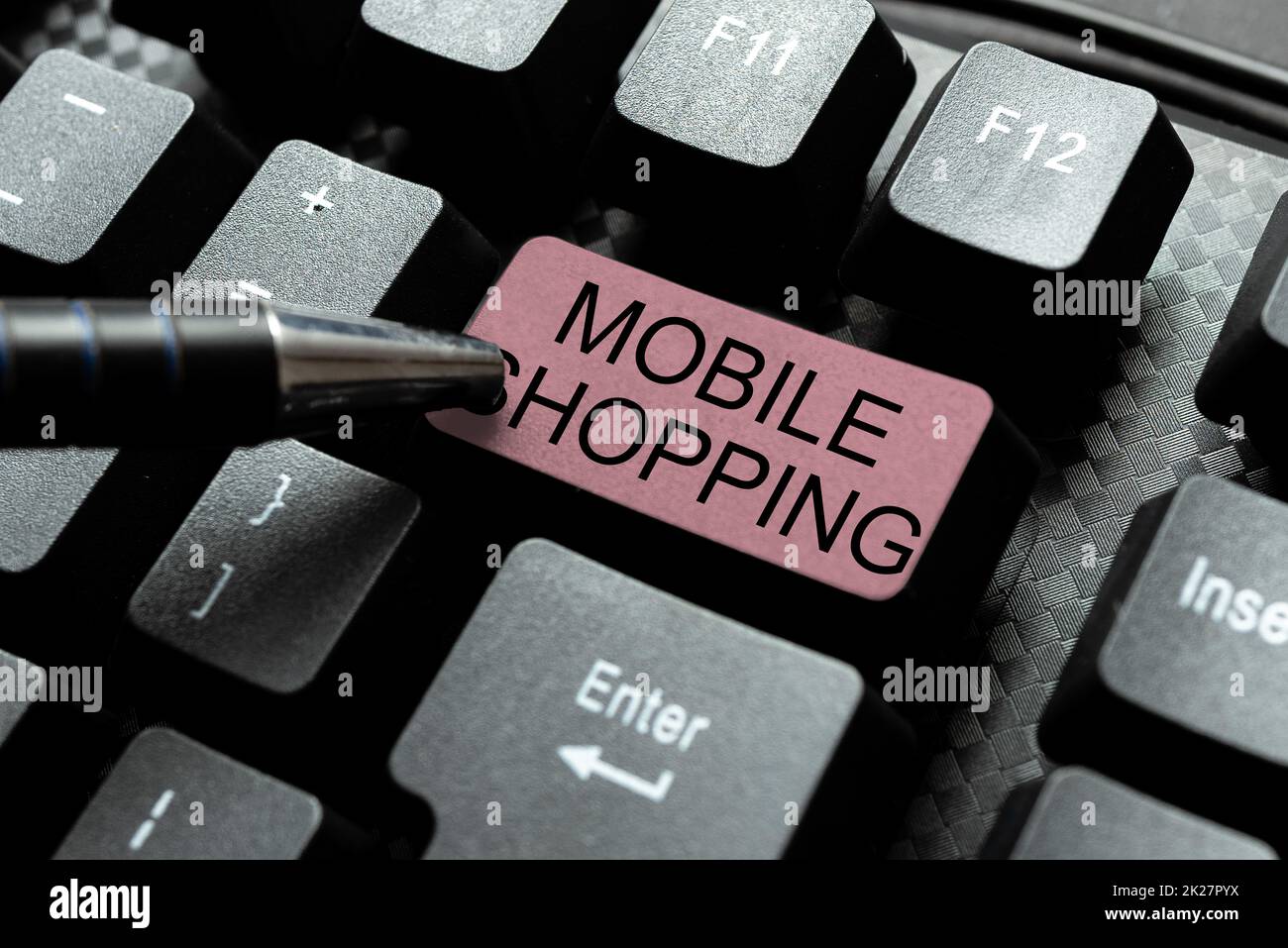 Inspiration mit dem Schild „Mobile Shopping“. Geschäftsvorführung zum Kauf von Waren, die unter Verwendung einer Endnutzer-Lizenzvereinbarung mit Schreibmaschinenschrift auf dem Mobiltelefon unter Eingabe des neuen Netzwerkpassworts durchgeführt wird Stockfoto