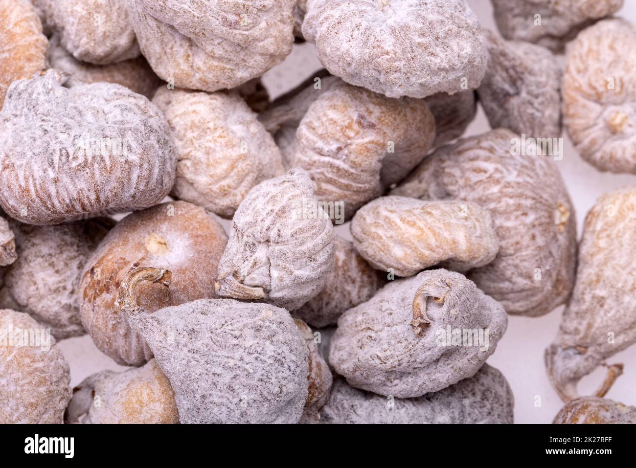 Getrocknete Feigen mit Reismehl bestreut. Stockfoto