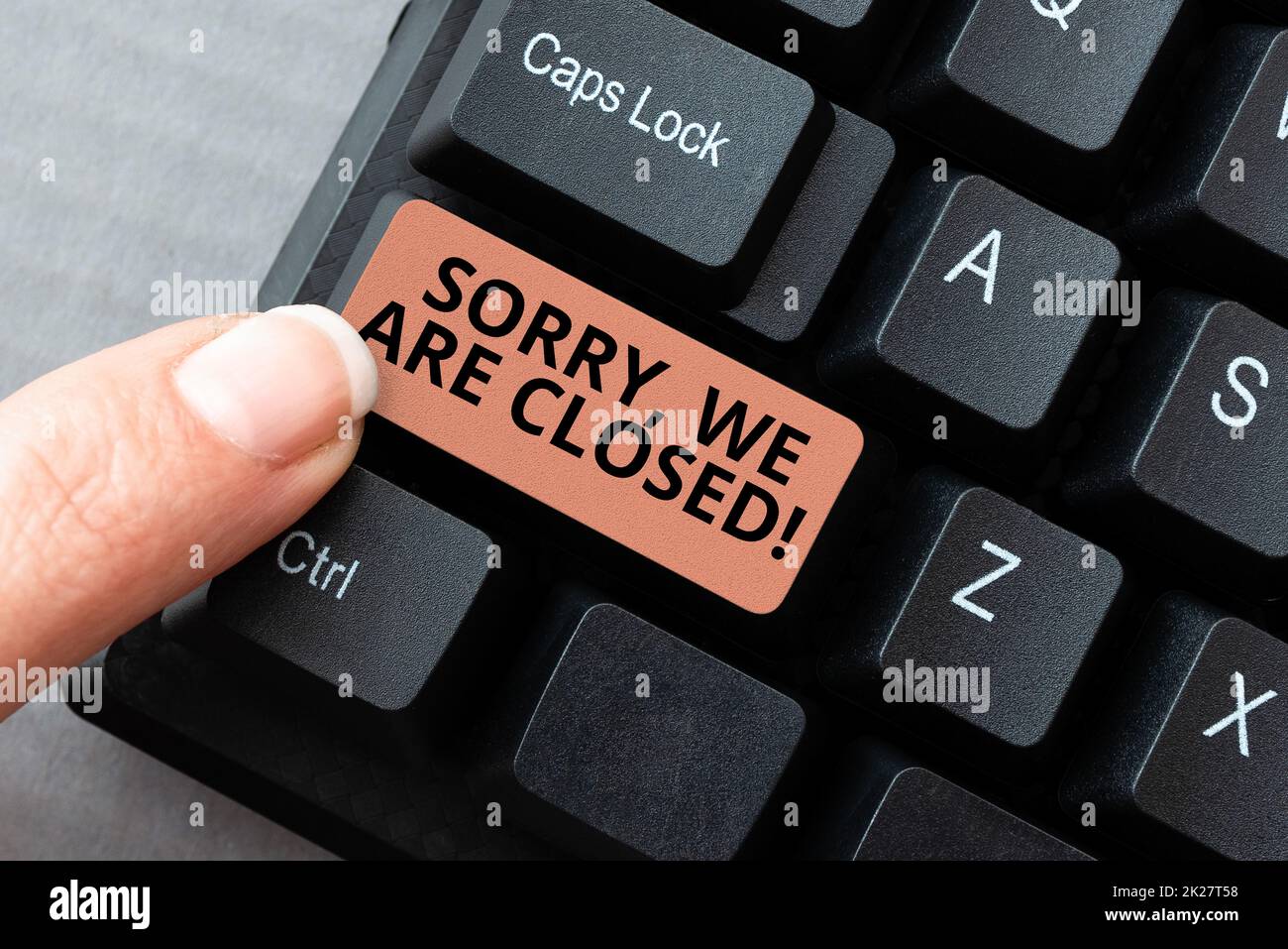 Text mit Inspiration Wir haben leider geschlossen. Business Showcase Entschuldigen Sie sich dafür, dass Sie das Geschäft für eine bestimmte Zeit geschlossen haben. Abstract Reasching Old Online Articles, Creating Copies of Previous Data Stockfoto