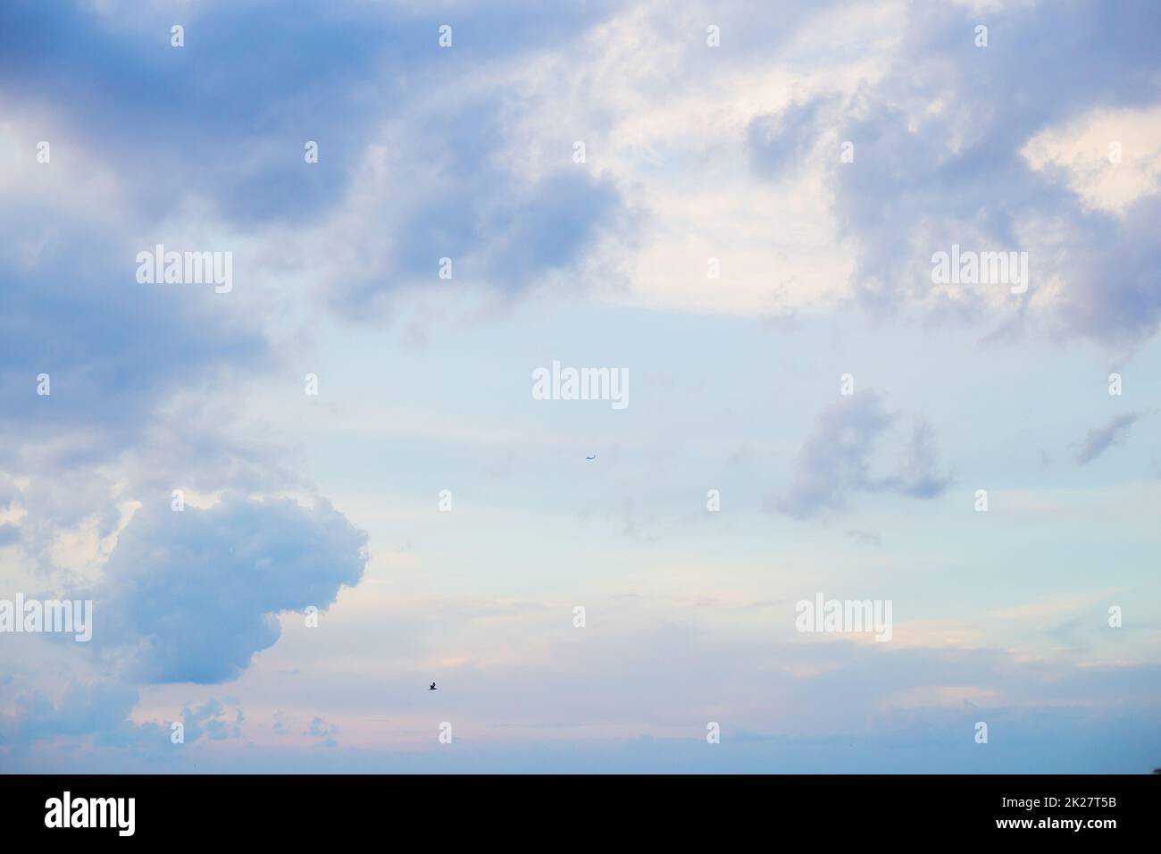 Schönen blauen Himmel an einem sonnigen Nachmittag am Meer Stockfoto