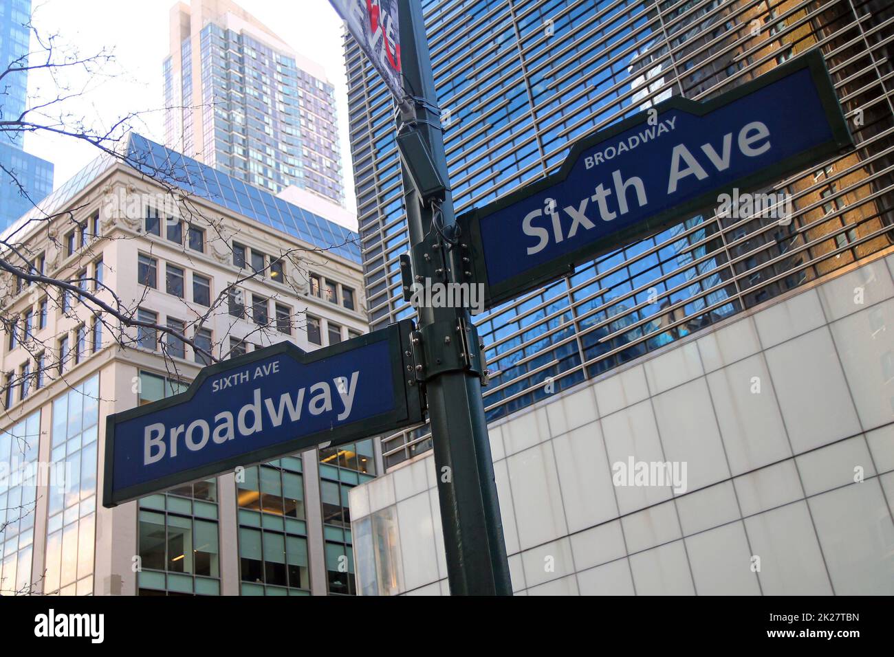 Blaues Sixth Avenue und historisches Schild am Broadway Stockfoto