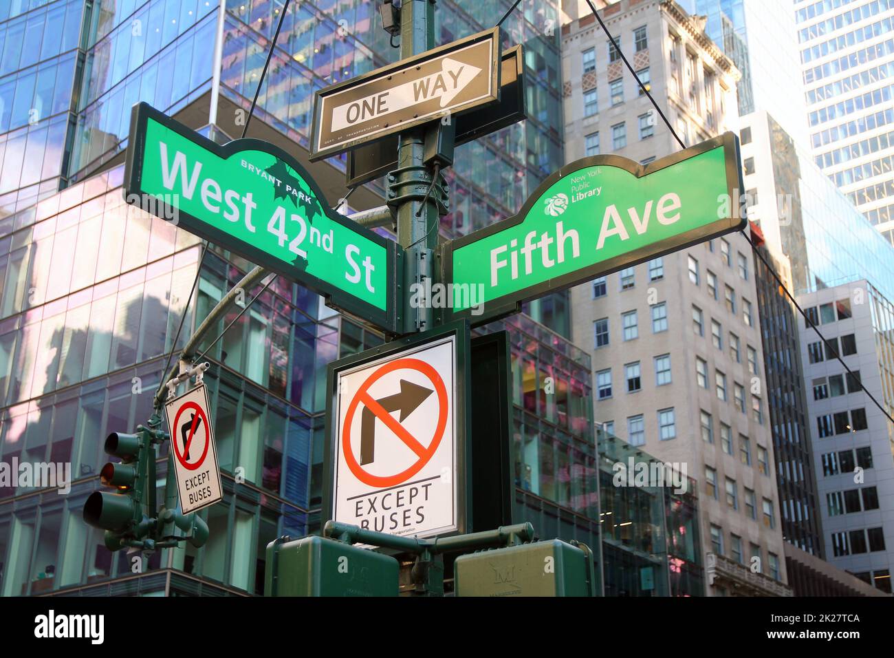 Green West 42. Street und Fifth Avenue 5. Bryant Park traditionelles Schild in Midtown Manhattan Stockfoto