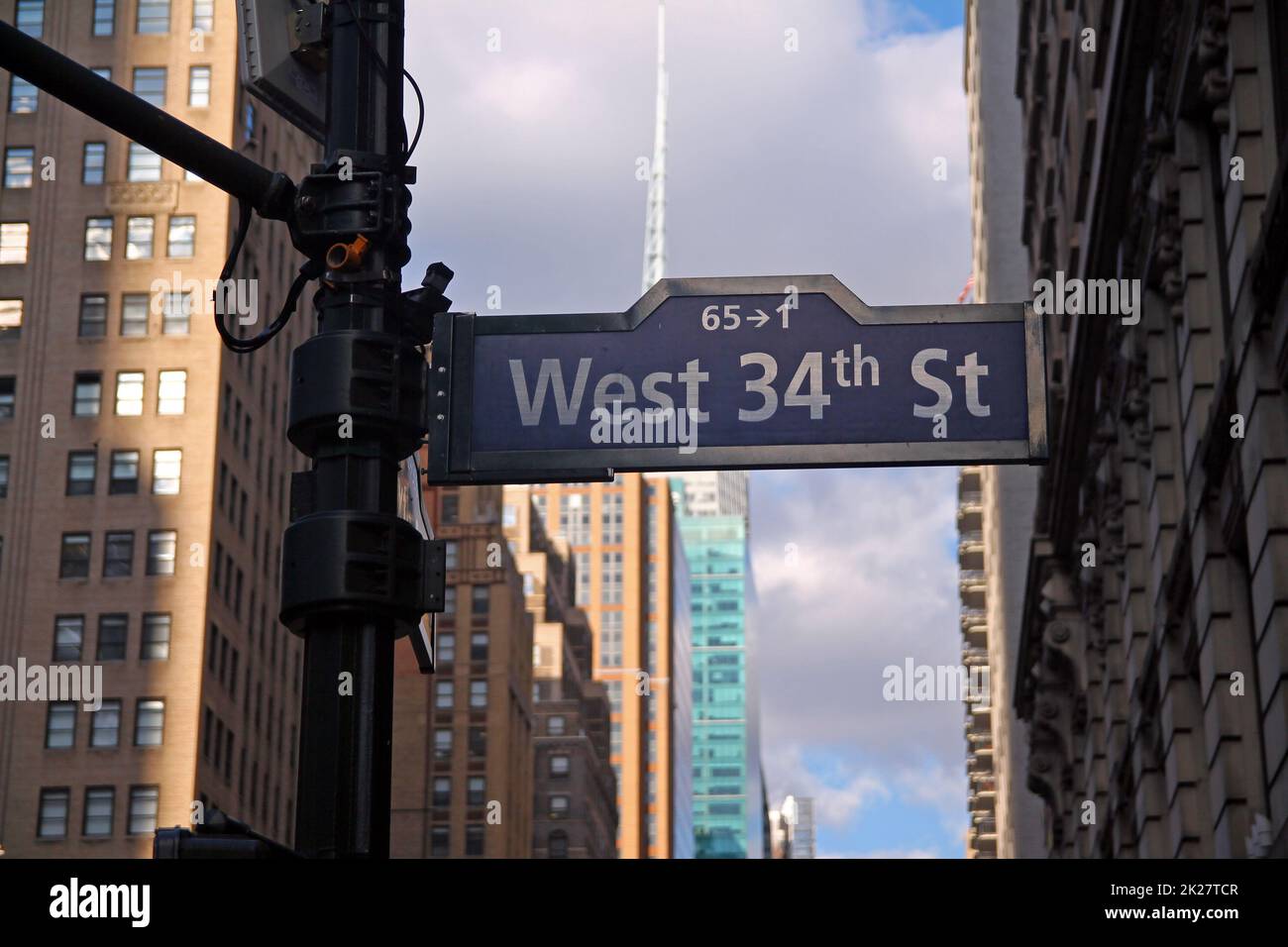 Blue West 34. Street am Broadway und Avenue of the Americas historisches Schild Stockfoto