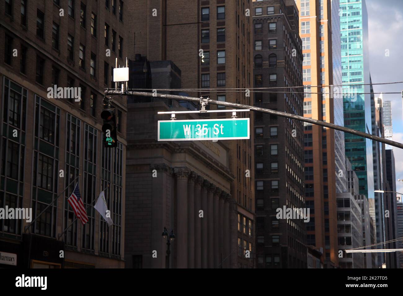 Ein grünes Schild auf der 35.. Straße in Midtown Manhattan, das an einem Bogenmast hängt Stockfoto