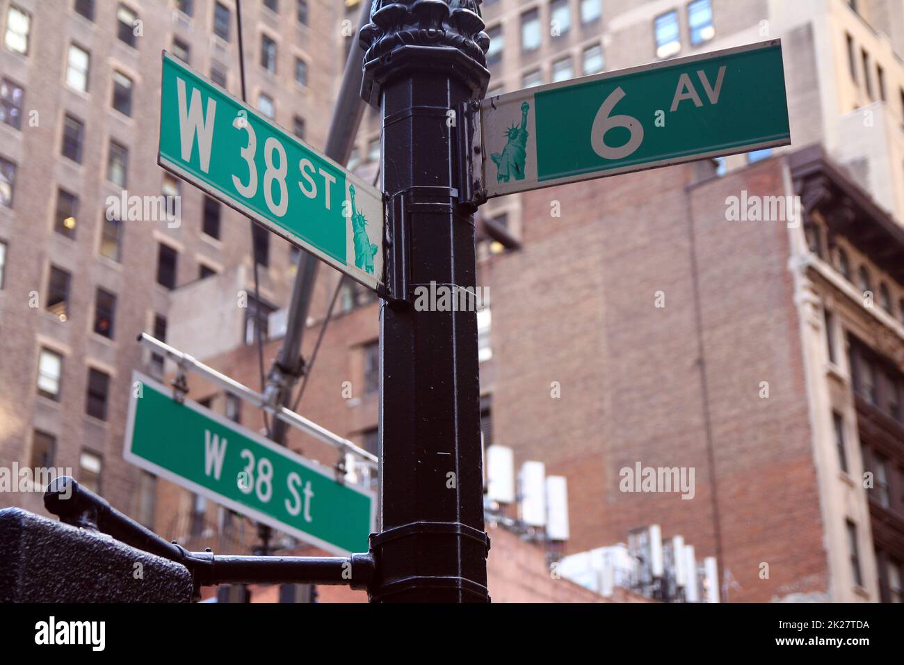 Green West 38. Street und Avenue of the Americas 6. traditionelles Schild in Midtown Manhattan Stockfoto