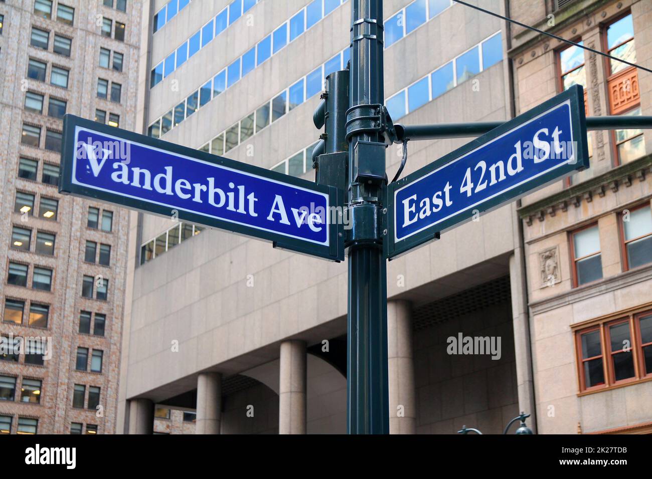 Blue East 42. Street und historisches Schild Vanderbilt Avenue in Midtown Manhattan Stockfoto