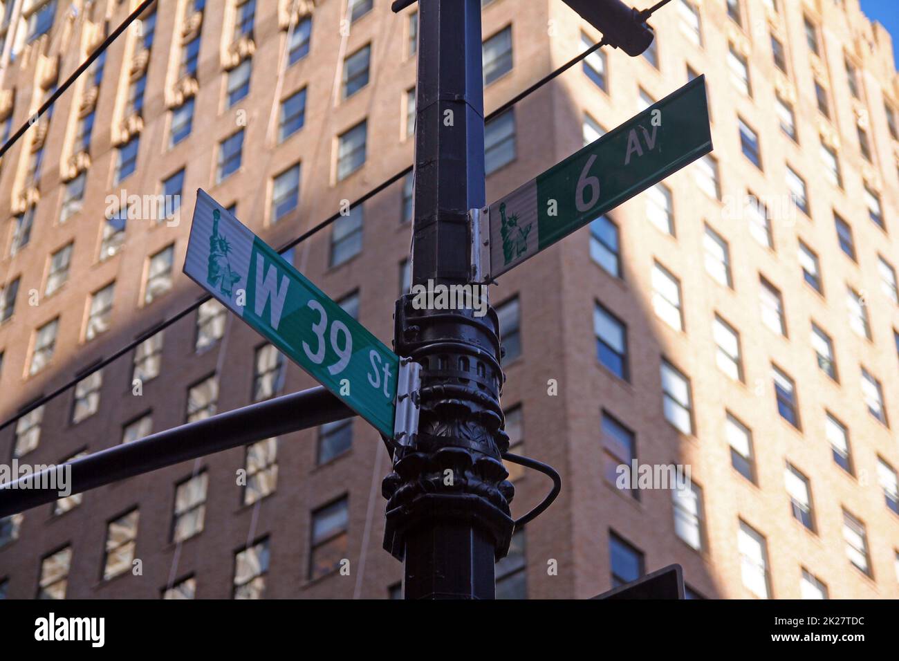 Green West 39. Street und Avenue of the Americas 6. traditionelles Schild in Midtown Manhattan Stockfoto
