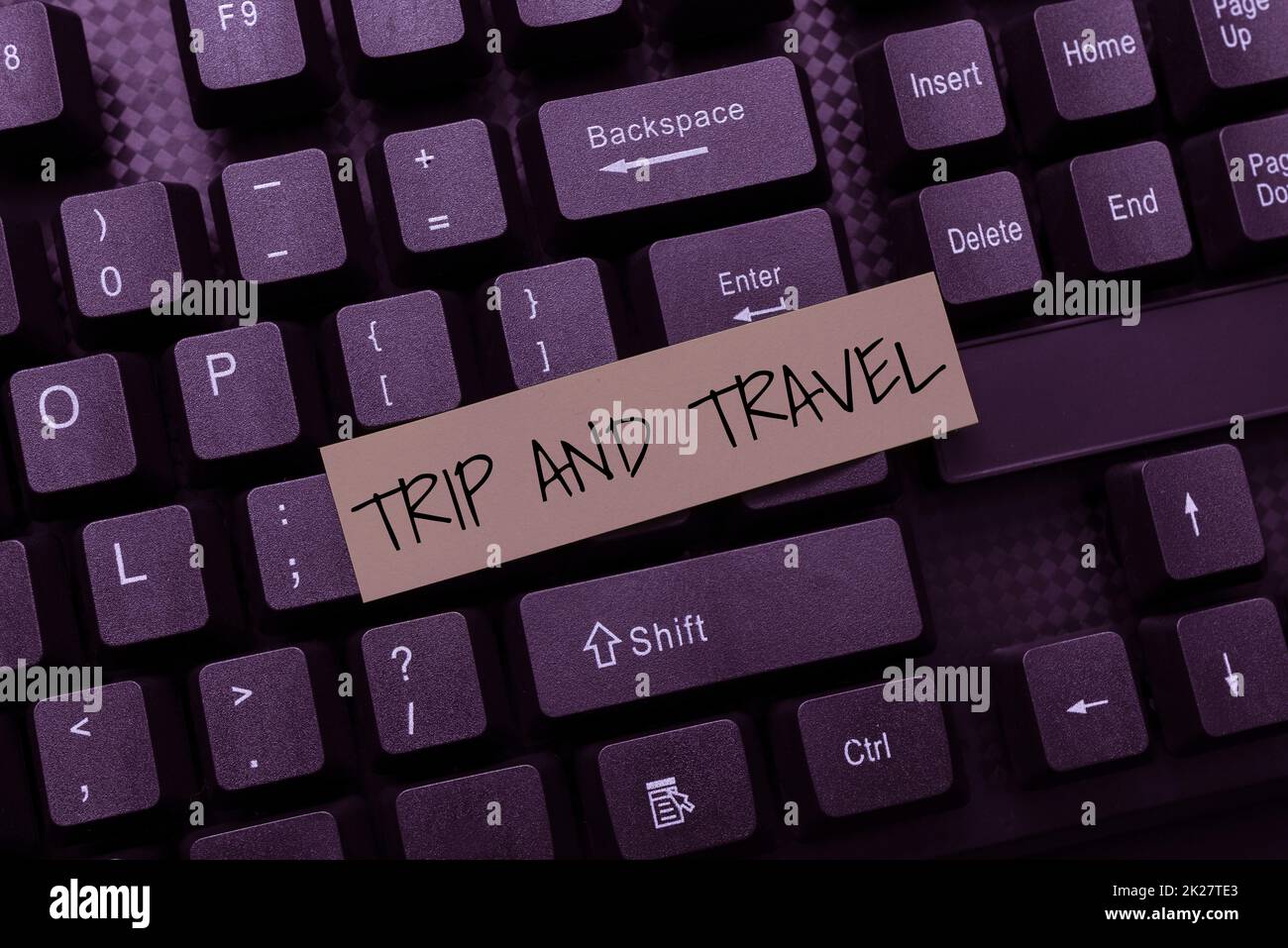 Inspiration mit dem Schild „Trip and Travel“. Konzeptfoto berühmte Wahrzeichen und Touristenziele planen Programmierer erstellt neue Software, Coder Typing Programmiersprache Stockfoto