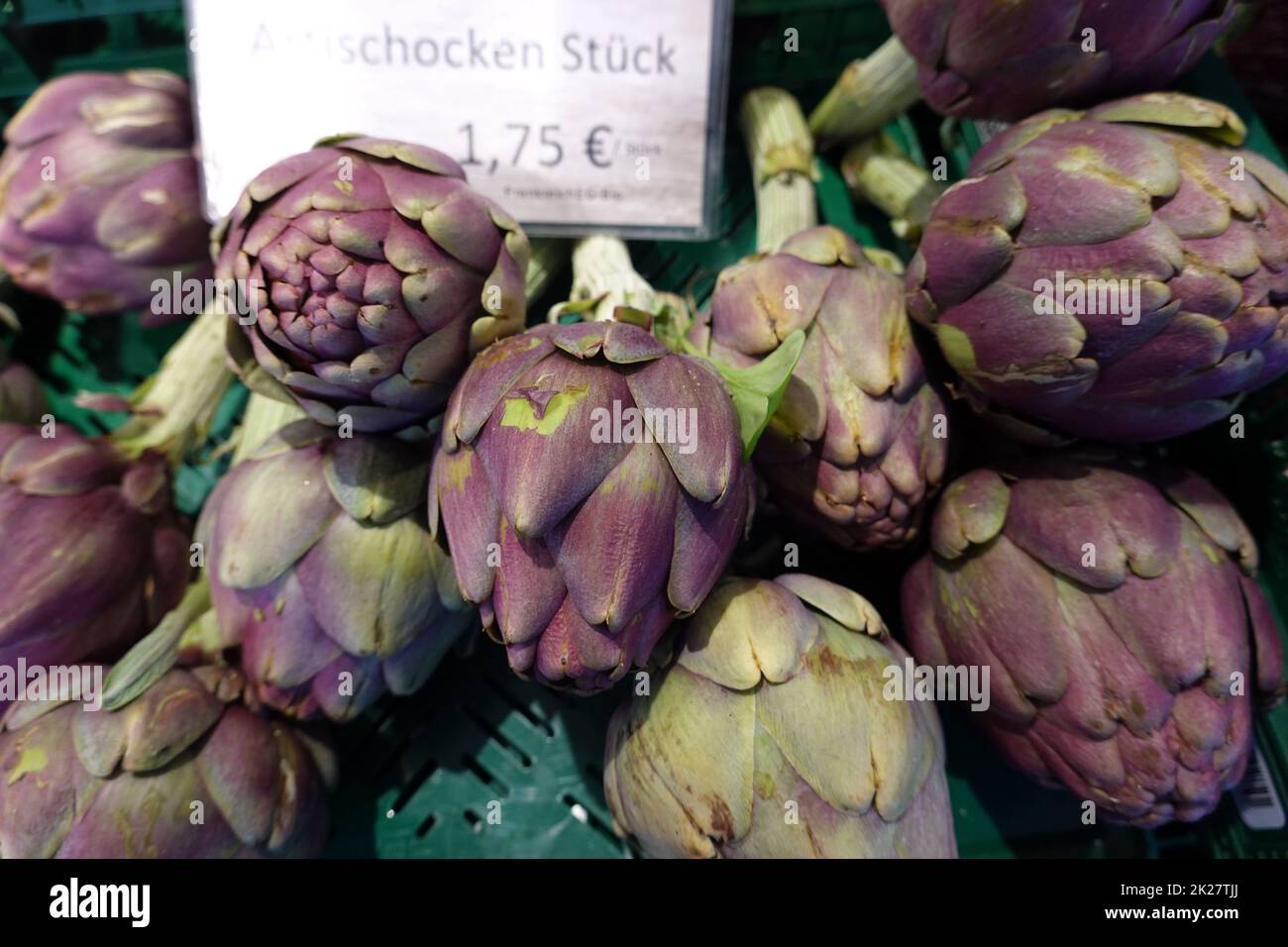 frische Artischocken auf dem Wochenmarkt Stockfoto