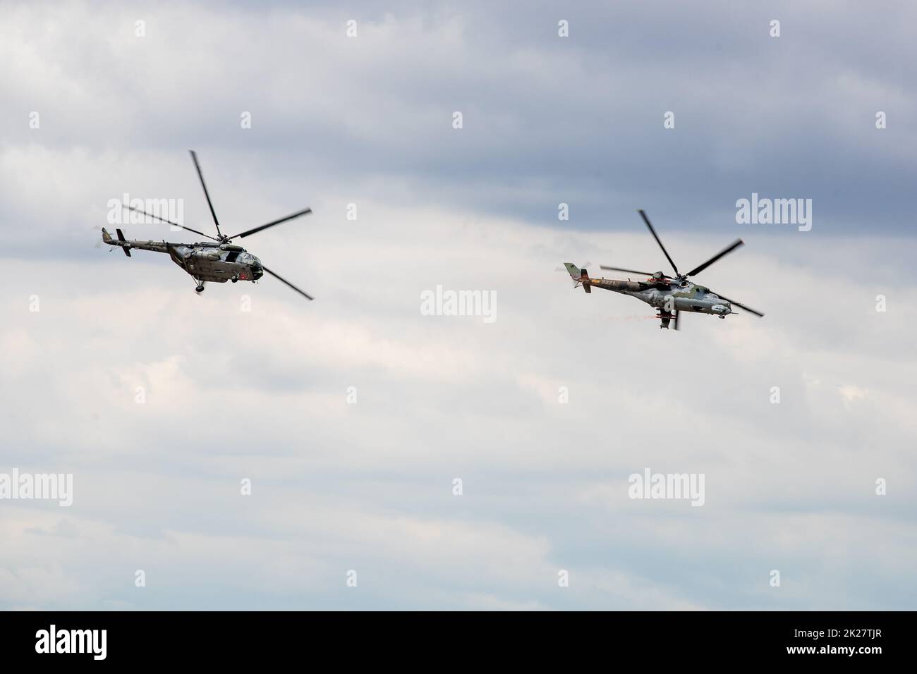 Tschechische Luftwaffe Mil Mi-24V Attack Helicopter & Mi-171Sh Combat - Transport Helicopter in der Luft auf der Royal International Air Tattoo 2022 Stockfoto