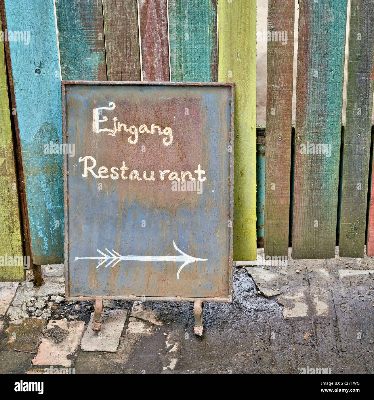 Schild mit der Aufschrift Eingang Restaurant im Zentrum von Berlin. Übersetzung auf dem Schild: Eingang Restaurant Stockfoto