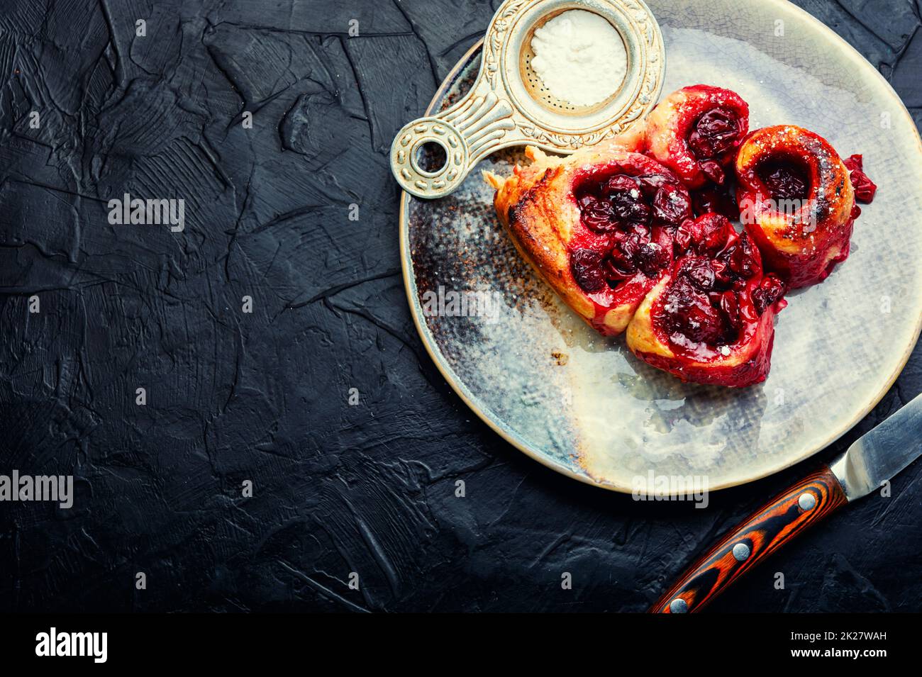 Leckerer Hüttenkäse-Kuchen mit Beeren. Stockfoto