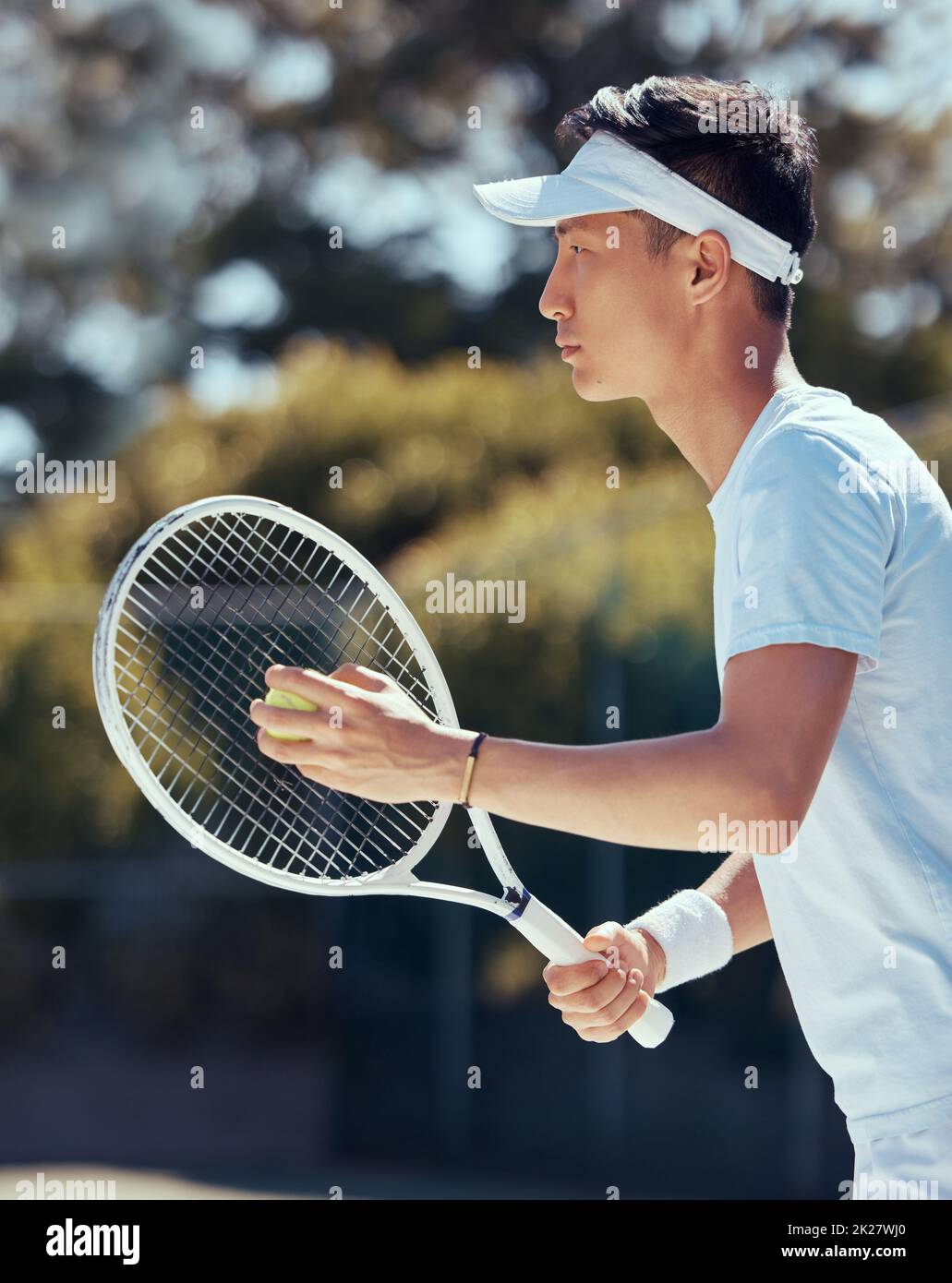 Tennisspieler, Sportspiel und asiatisches Manntraining für Sportwettkämpfe auf dem Platz, Motivation für Fitnessübungen und stark für das Spiel in der Natur Stockfoto