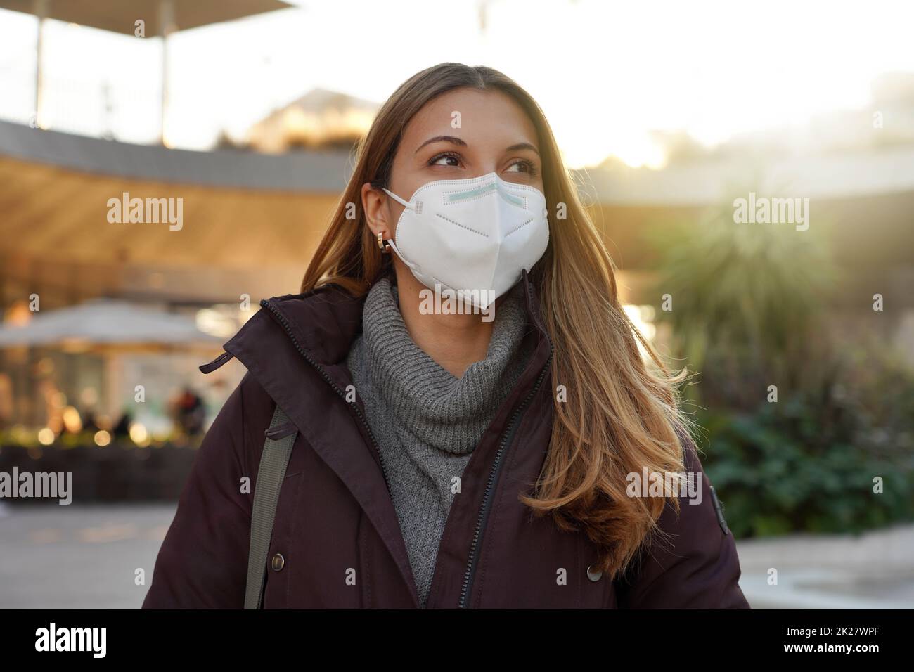 Selbstbewusste Frau trägt medizinische Gesichtsmaske in der Stadt Straße als Prävention gegen Virus Stockfoto