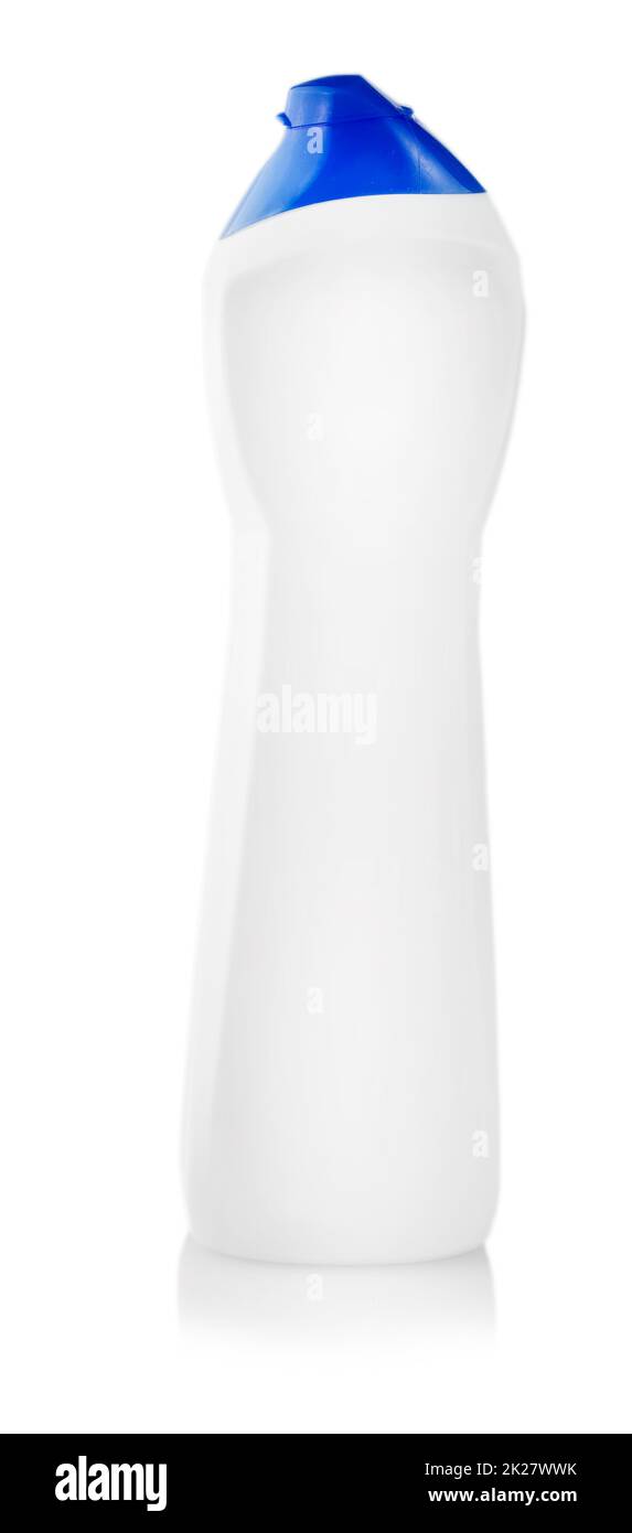 Universalreiniger. Fotografie einer weißen Kunststoffflasche mit flüssigem Waschmittel, Reinigungsmittel, Bleichmittel oder Weichspüler – isoliert auf weißem Hintergrund Stockfoto