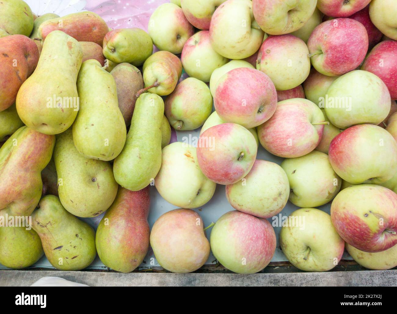 Äpfel und Birnen werden auf dem Markt im Pavillon verkauft. Obst im Korb Apfelbirne süße Öko-Lebensmittel Obst Markt gesunde Lebensweise Hintergrund Geschäft Sortiment Stockfoto