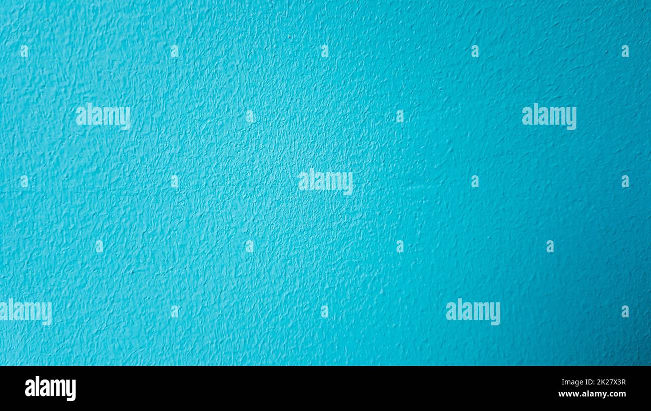 Wand, blau, Hintergrund, Textur, Muster. Eine alte bemalte aquamarinfarbene Oberfläche bildet den Hintergrund. Grunge-blaue Wand im Vintage-Stil mit Rissen, großer Horizont-Hintergrund, Textur Stockfoto