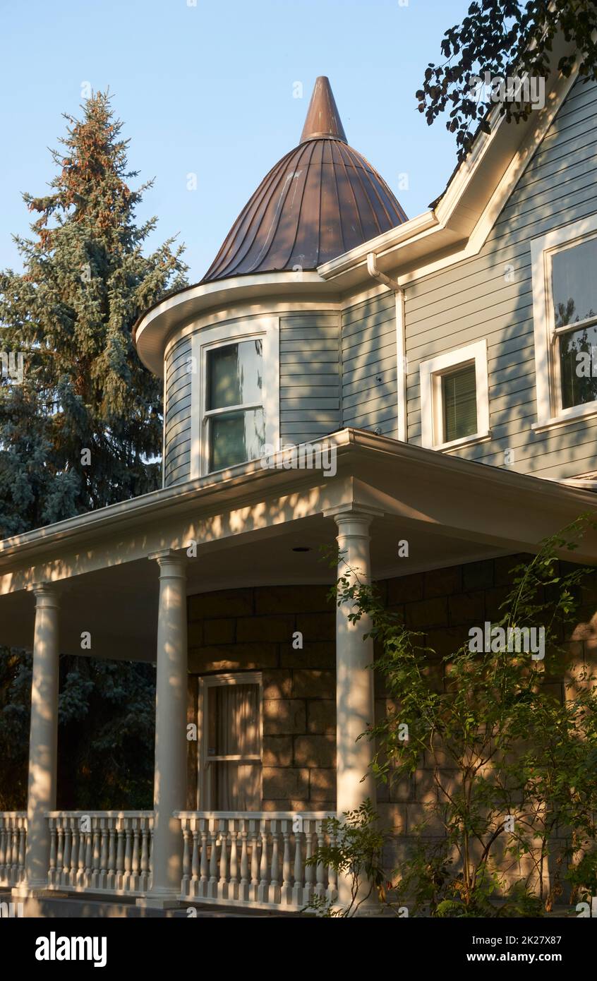 Restauriertes edwardianisches Haus mit Metallkuppel und einem Finial in Vancouver, BC, Kanada Stockfoto