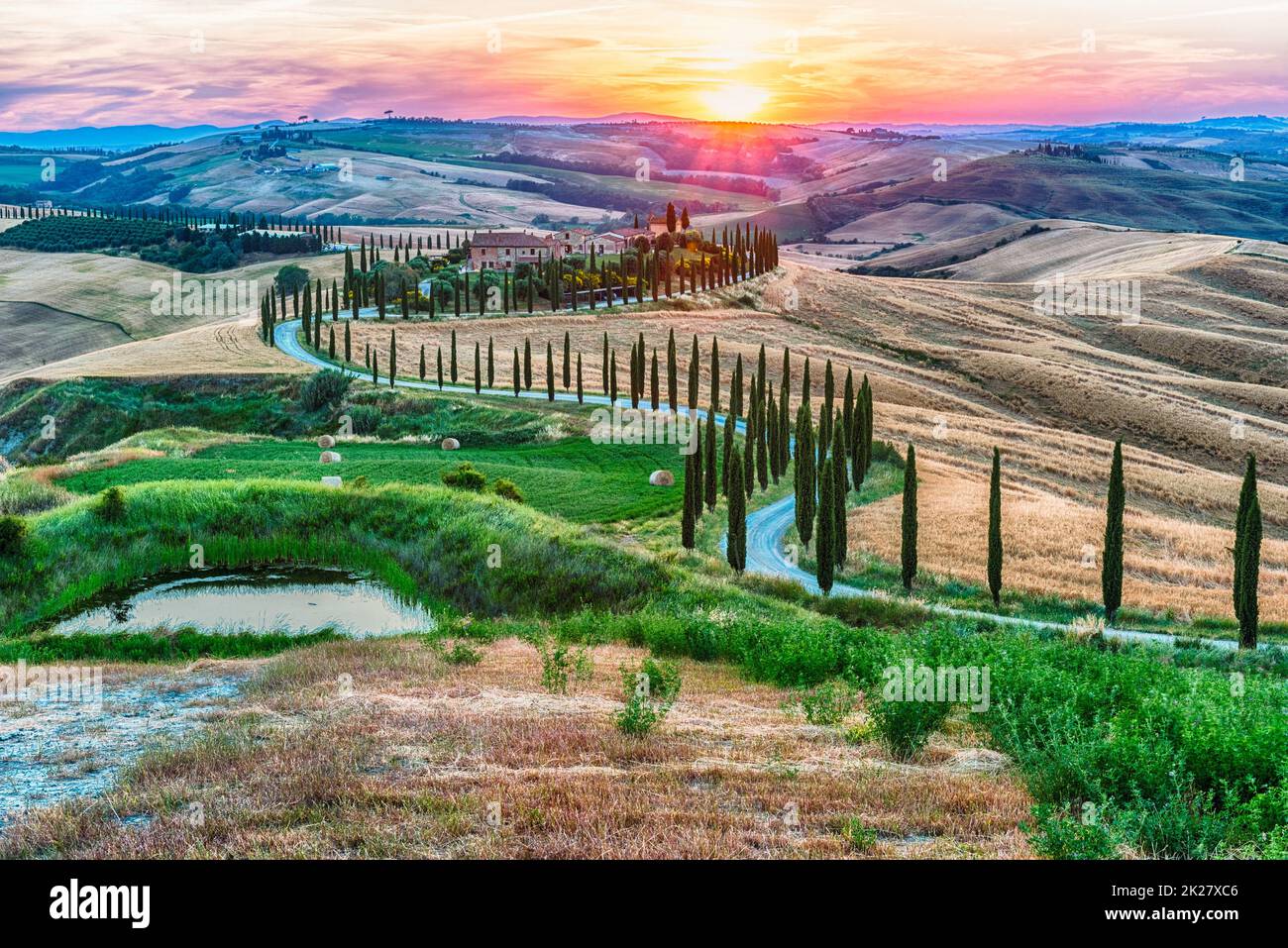 Malerischer Sonnenuntergang über einer sehr berühmten Landschaft in der Toskana, Italien Stockfoto