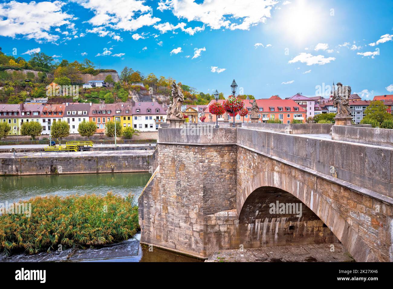 Alte Hauptbrücke über dem Main und Blick auf die farbenfrohe Stadt Würzburg am Flussufer Stockfoto