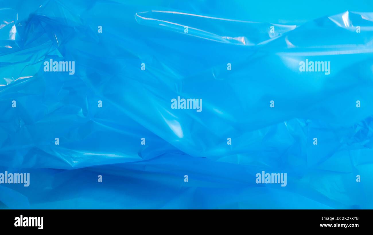 Struktur und Hintergrund der blauen Plastiktüte. Ein Beutel, der für Müll ausgelegt ist, zu Hause verwendet und in verschiedene Müllcontainer gelegt wird. Stockfoto