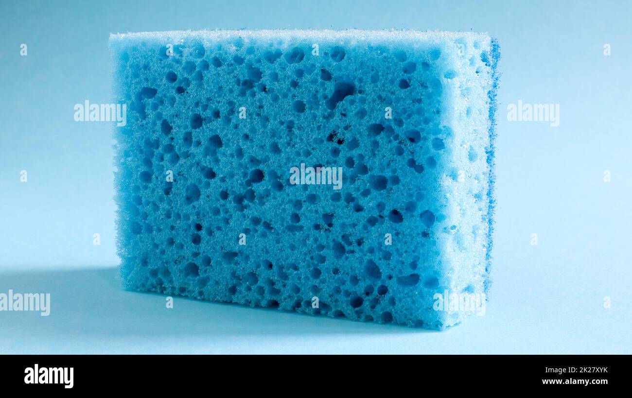 Ein blauer Schwamm, der verwendet wurde, um Schmutz zu waschen und zu entfernen, den Hausfrauen im Alltag benutzten. Sie bestehen aus porösem Material wie Schaum. Reinigungsmittelrückhalt, wodurch Sie es wirtschaftlich ausgeben können Stockfoto