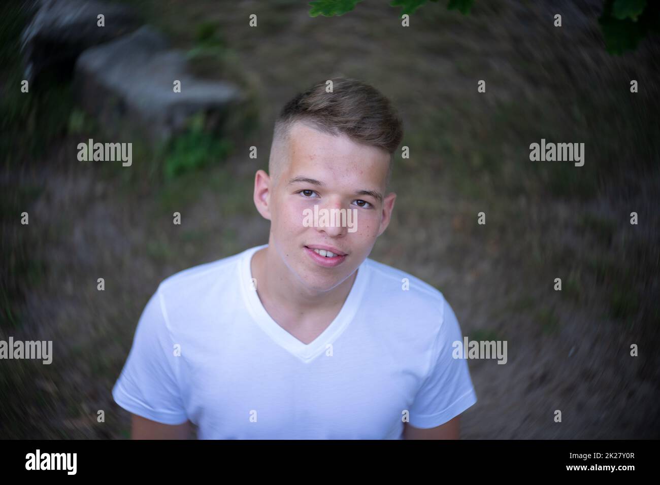 Porträt eines Teenagers auf dem Hintergrund der Natur. Blick von oben. Natürliche Gesichtshaut, ohne Retusche. Stockfoto