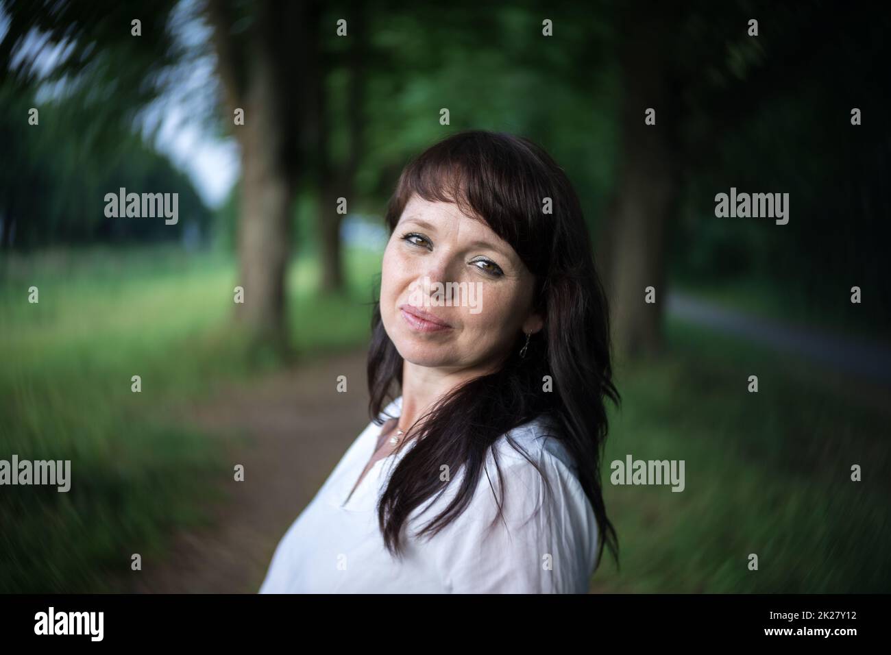 Porträt einer Frau auf dem Hintergrund der Natur. Stockfoto
