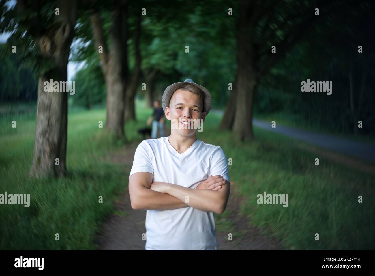 Porträt eines Teenagers auf dem Hintergrund der Natur. Natürliche Gesichtshaut, ohne Retusche. Stockfoto