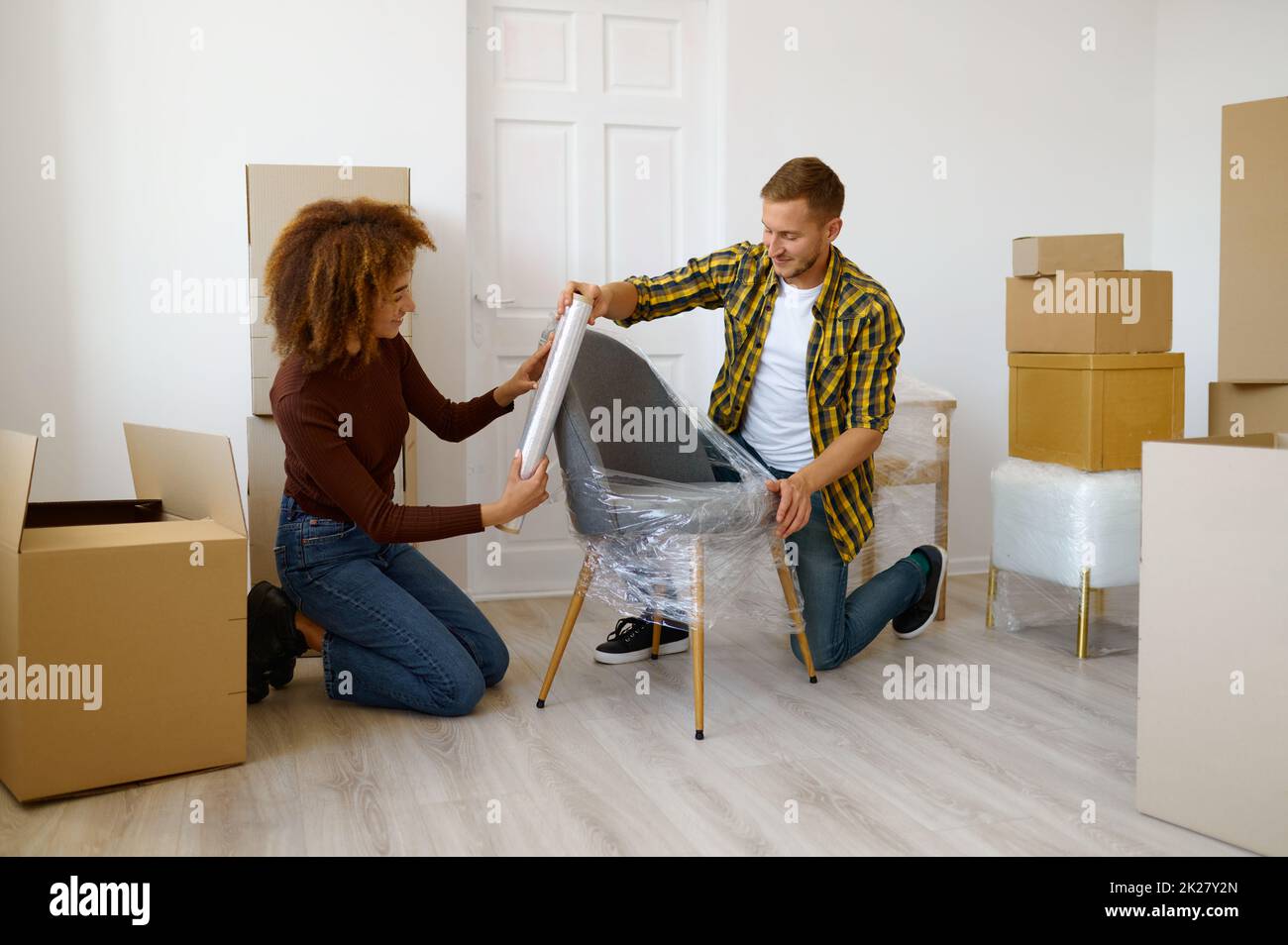 Paar Wickelstuhl vor der Renovierung des Wohnzimmers Stockfoto