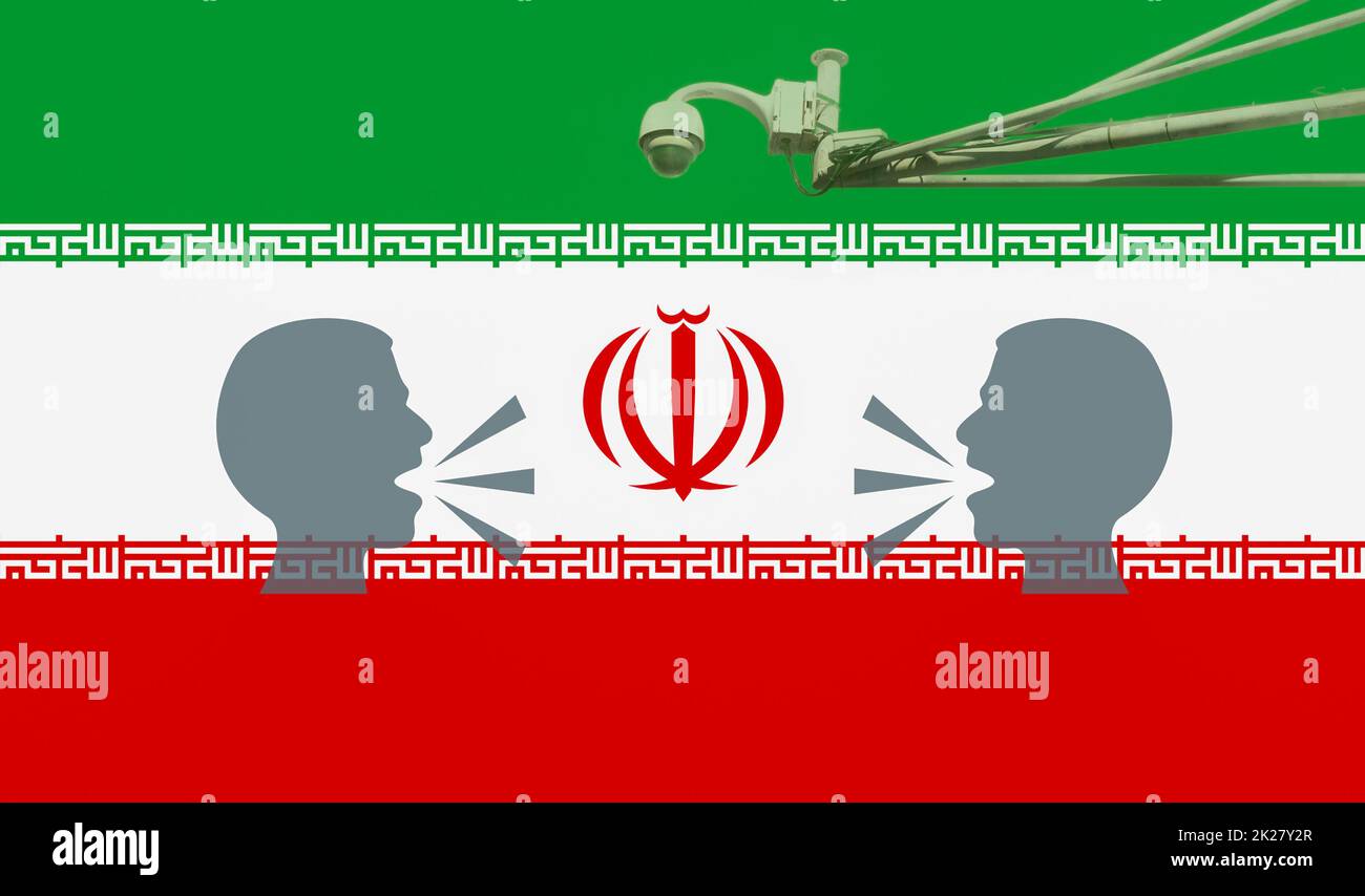 Flagge des Iran mit CCTV-Kamera und Demonstranten. Redefreiheit, Protest, Polizeistaat, Moralpolizei... Konzept Stockfoto