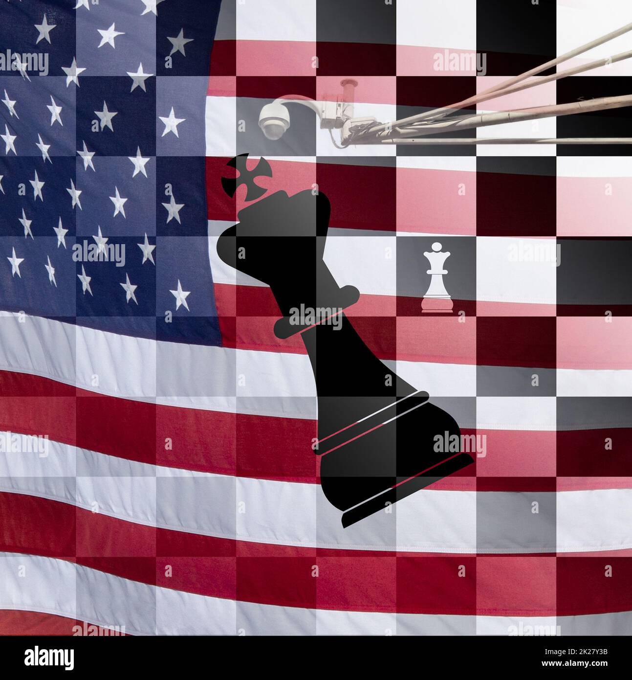 Magnus Carlsen, Hans Niemann Schach betrügen Zeile Konzept. Flagge der USA mit CCTV-Kamera über Schachbrett. Stockfoto