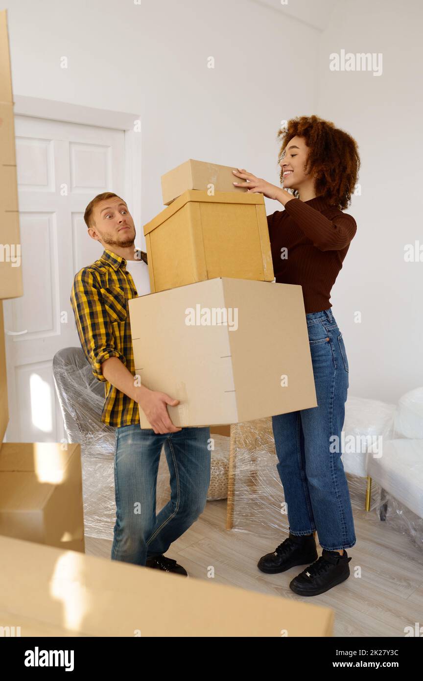 Frau und Mann ziehen in ein neues Haus Stockfoto