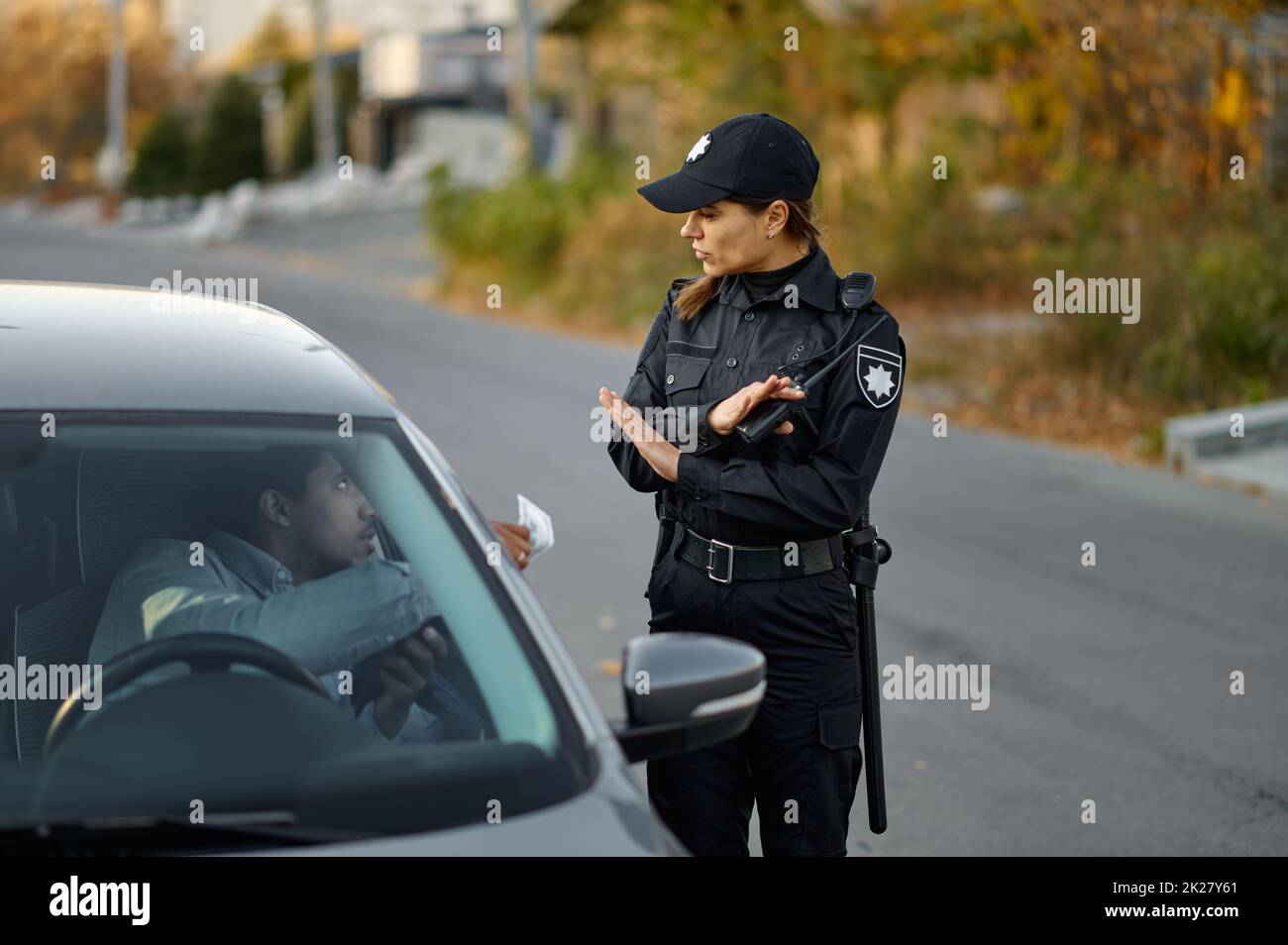 Die Polizistin lehnt Bestechung vom Fahrer ab Stockfoto