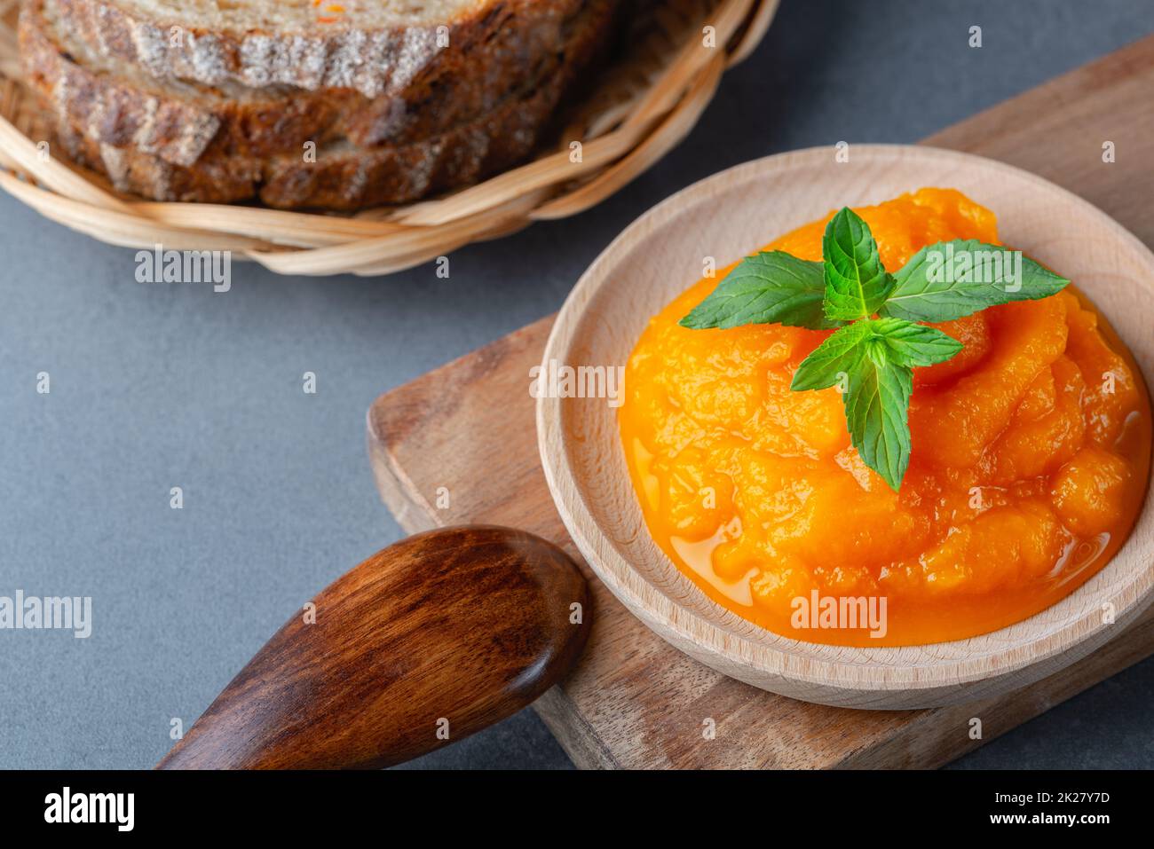 Sandwich mit leckerer Kürbismarmelade auf grauem Tisch Stockfoto