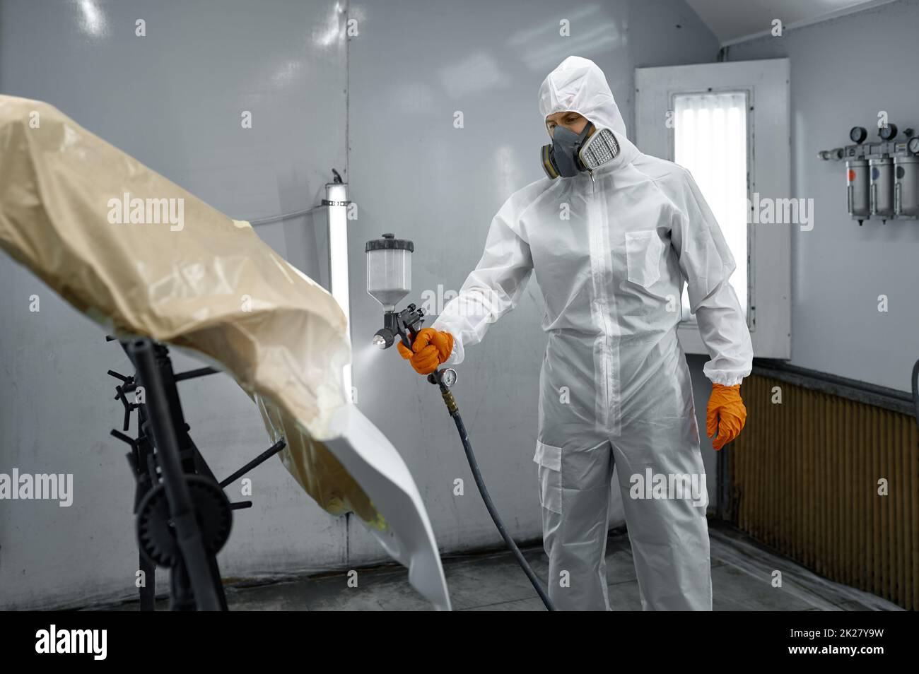 Schutzmaske arbeitskleidung -Fotos und -Bildmaterial in hoher Auflösung –  Alamy