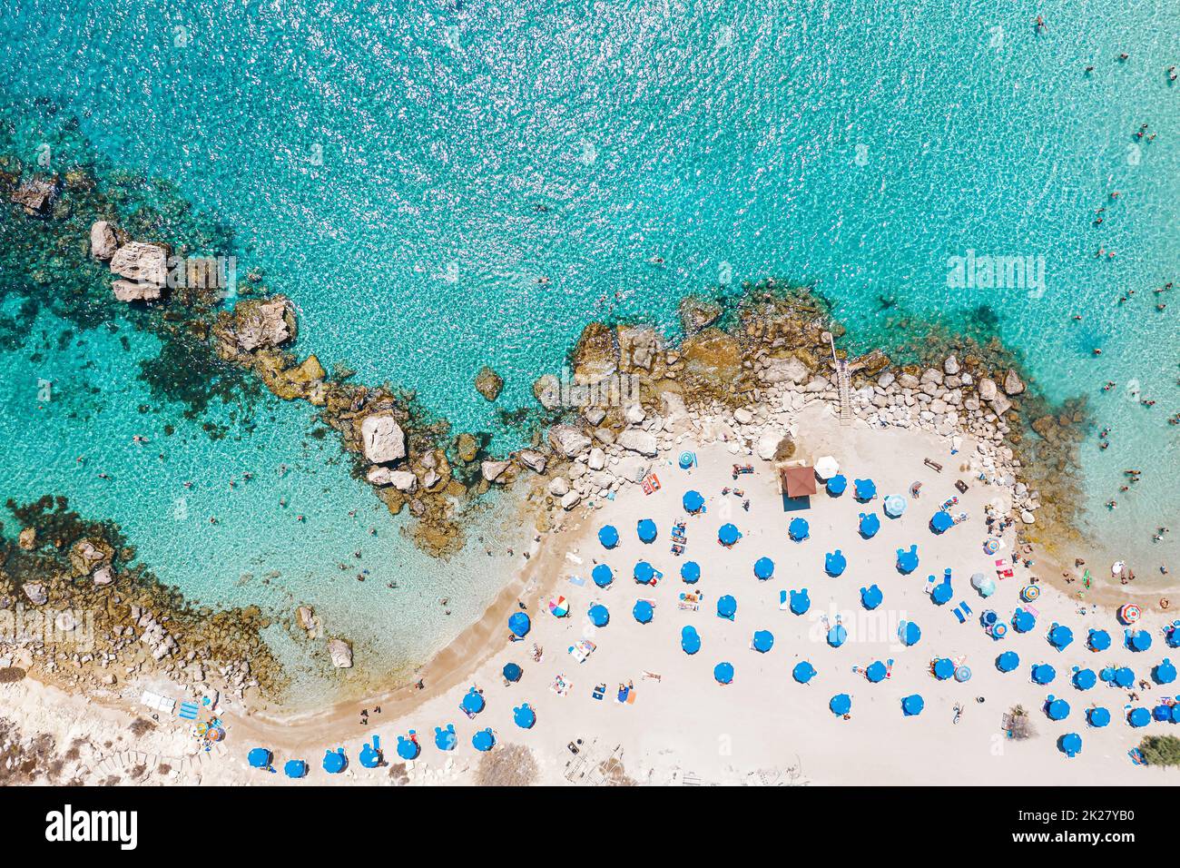 Blick von oben auf den Konnos Bay Beach. Bezirk Famagusta, Zypern Stockfoto