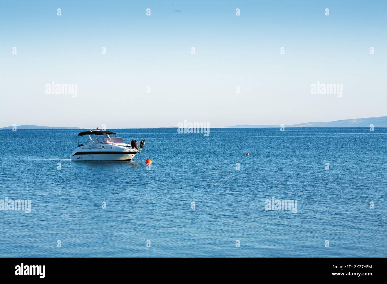Kleine luxuriöse Yacht am Meer Stockfoto