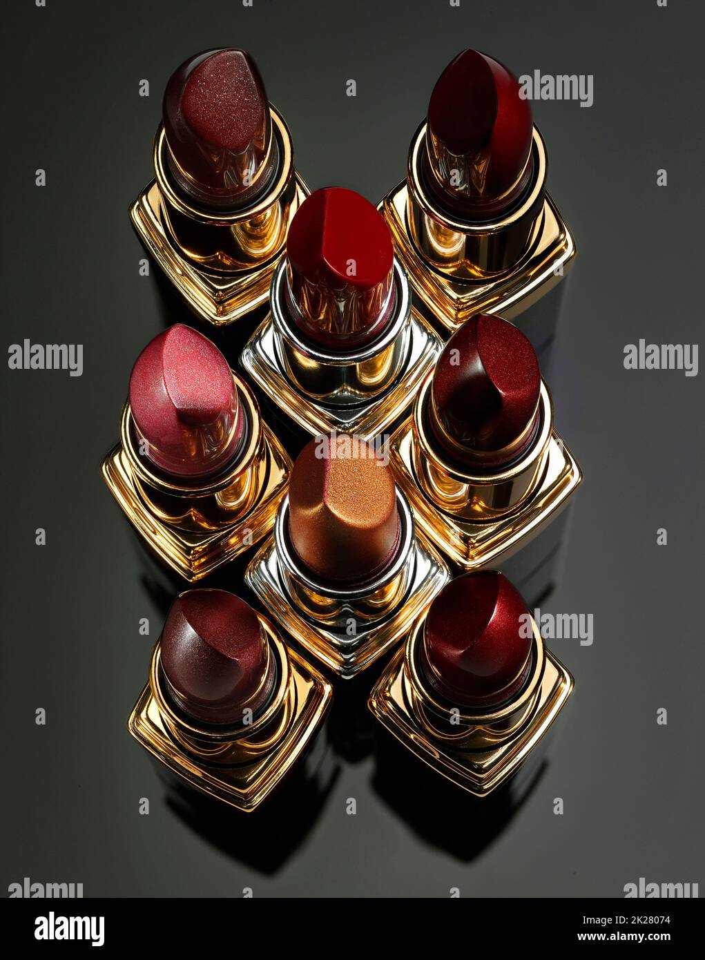 Overhead Aufnahme von verschiedenen Lippenstiften mit Gold und schwarzem Gehäuse Stockfoto