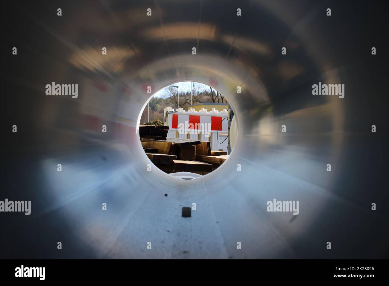 Blick durch ein Rohr aus Dichtungsmaterial auf einer Baustelle Stockfoto